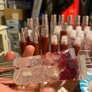 15ml Vegan Rose Pedal lipgloss, unscented. Helps chapped lips & hydrated.